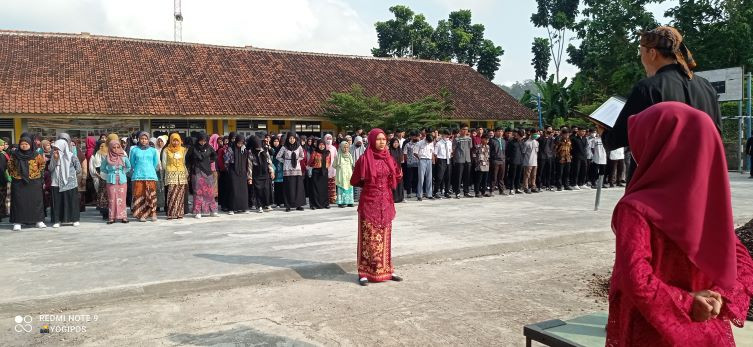 Upacara Hari Pendidikan Nasional